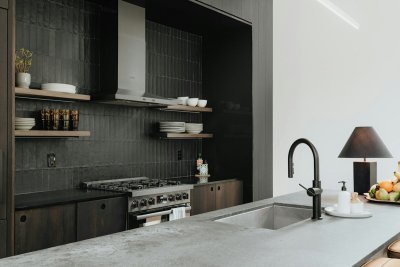 Messing en zwart staal mixen is nu overal in huis